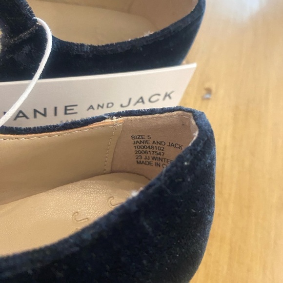 Janie & Jack Girls Black Velvet Flat Dress Shoes New Size 5 - Picture 4 of 10